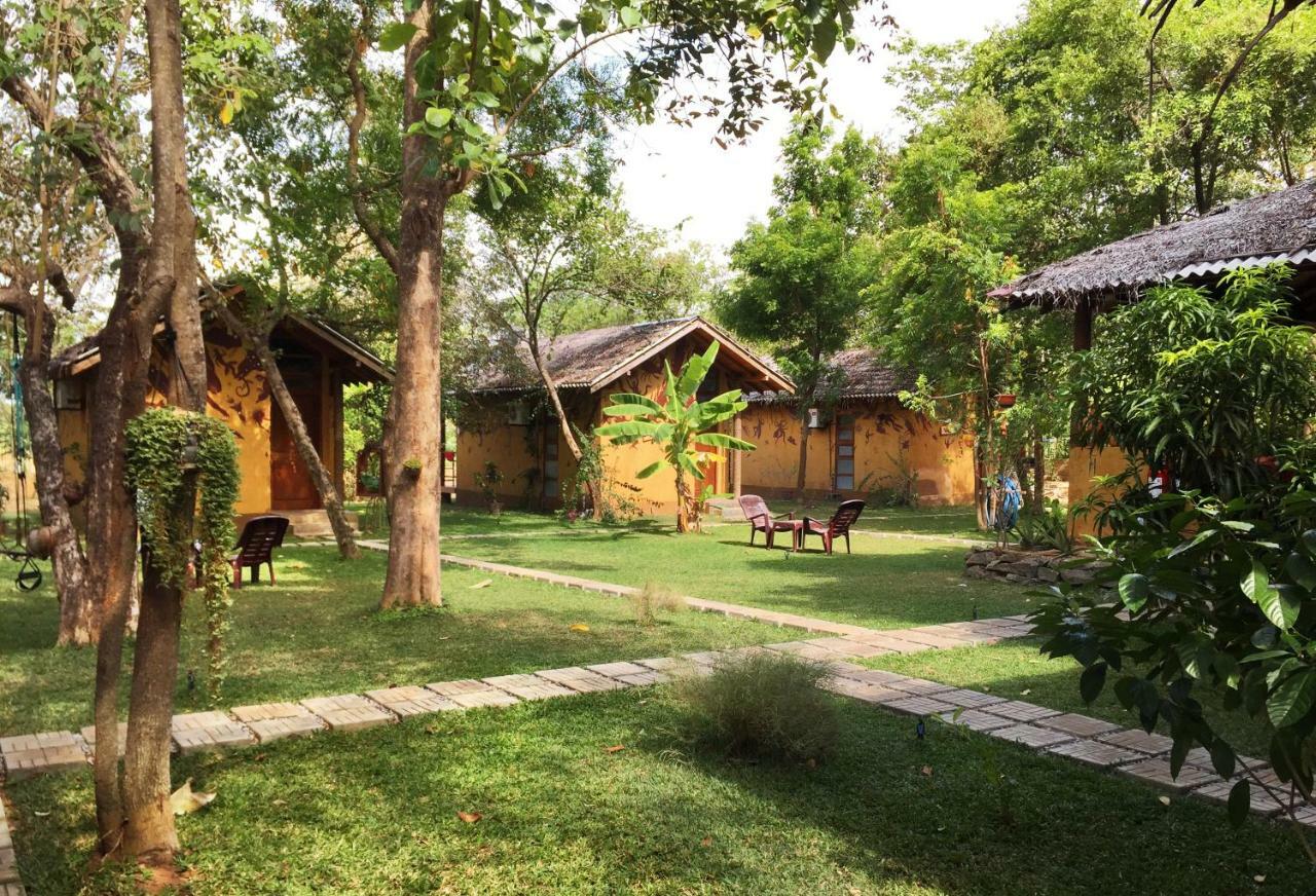 Sat Nam Village Eco-Hotel Сігірія Екстер'єр фото